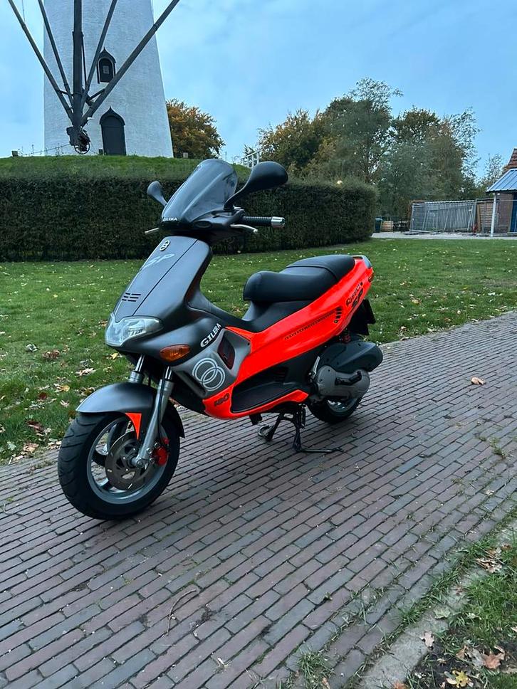 Gilera runner 180cc a2 (fluo rosso), Fietsen en Brommers, Snorfietsen en Snorscooters, Zo goed als nieuw, Gilera, Benzine, Ophalen