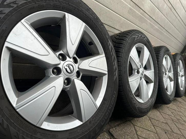 17 inch Volvo XC40 XC70 XC60 EX40 C40 velgen winterbanden, Auto-onderdelen, Banden en Velgen, Banden en Velgen, 17 inch, 235 mm