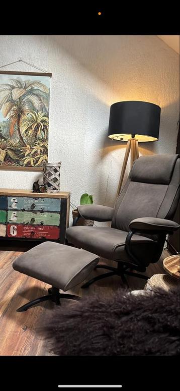 Grijze Fauteuil met Voetenbank beschikbaar voor biedingen