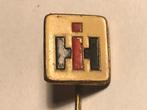 Metalen INTERNATIONAL HARVESTER Speld (Rood/Wit/Zwart)., Verzenden, Zo goed als nieuw, Transport, Speldje of Pin