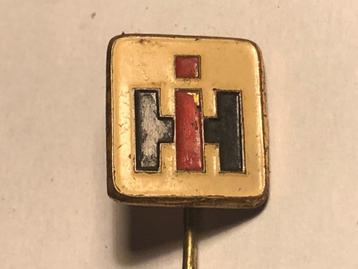 Metalen INTERNATIONAL HARVESTER Speld (Rood/Wit/Zwart). beschikbaar voor biedingen