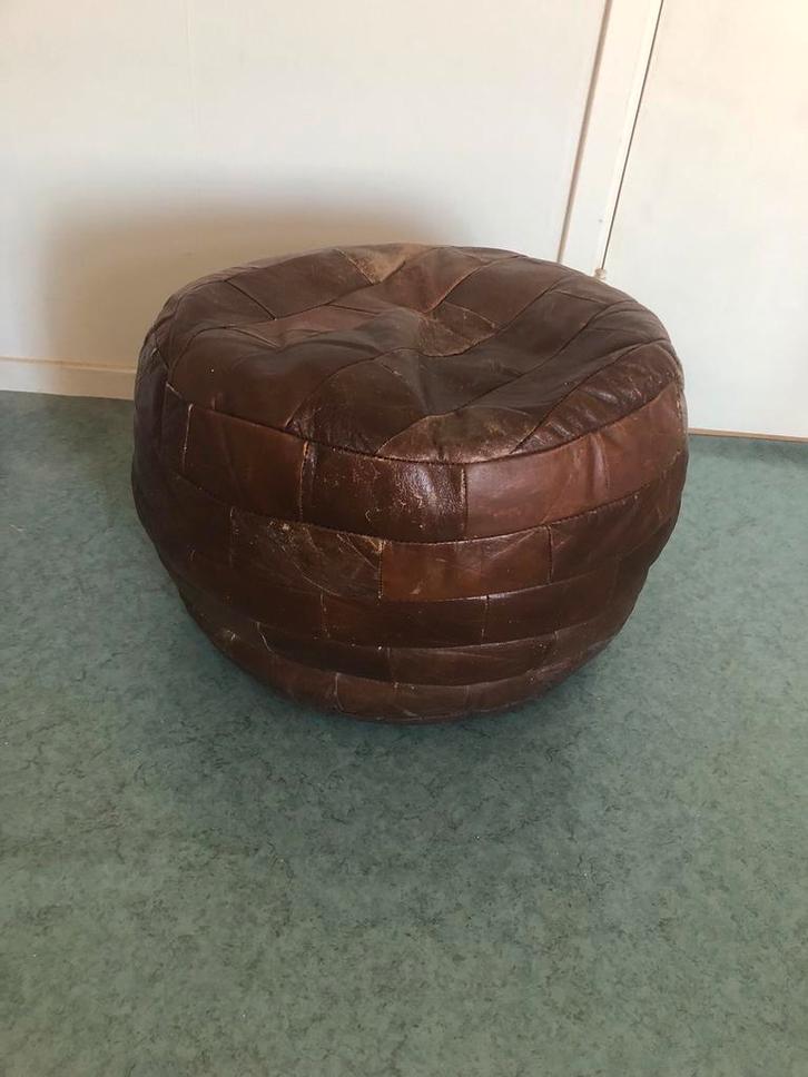Retro lederen patchwork poef uit jaren 70, Huis en Inrichting, Banken | Voetenbanken en Poefen, Gebruikt, Minder dan 50 cm, Rond
