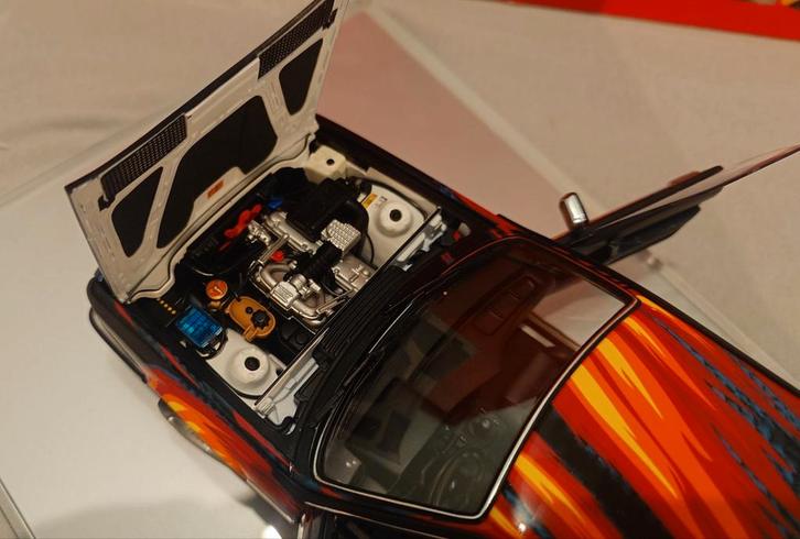 BMW 635CSi Ernst Fuchs 1:18 Museum Edition(Limited edition), Hobby en Vrije tijd, Modelauto's | 1:18, Zo goed als nieuw, Auto