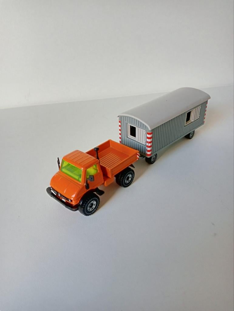 Oranje Unimog met Caravan, Hobby en Vrije tijd, Modelauto's | 1:50, Ophalen of Verzenden, Nieuw, Bus of Vrachtwagen, SIKU