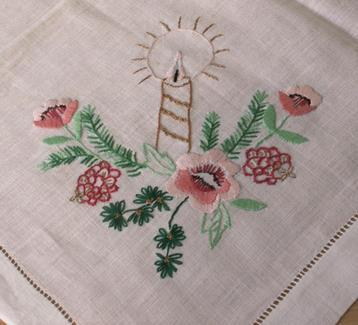 Vintage Geborduurd kerst tafelkleed met oa kaarsen en bloeme beschikbaar voor biedingen
