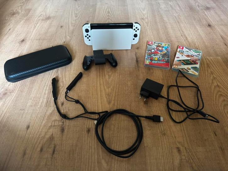 Nintendo Switch OLED met games, Spelcomputers en Games, Spelcomputers | Nintendo Switch, Zo goed als nieuw, Switch OLED, Met 2 controllers