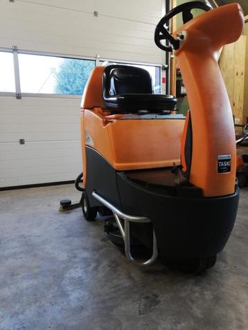 Taski Swingo 3500 opzit schrobmachine  beschikbaar voor biedingen