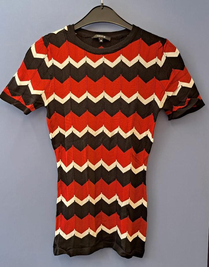 Nikkie shirt zwart wit rood zigzag print mt 36-38 nr 46566, Kleding | Dames, T-shirts, Zo goed als nieuw, Maat 38/40 (M), Rood