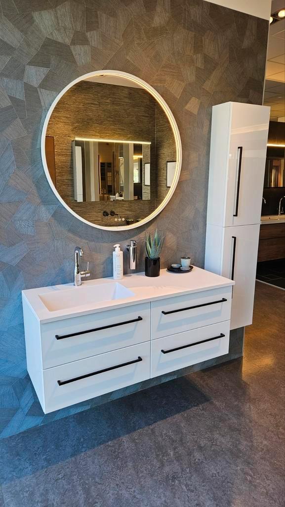 Badmeubel asymmetrisch 120  wit + ondiepe hoge kast NIEUW, Huis en Inrichting, Badkamer | Badkamermeubels, Nieuw, Wastafelkast