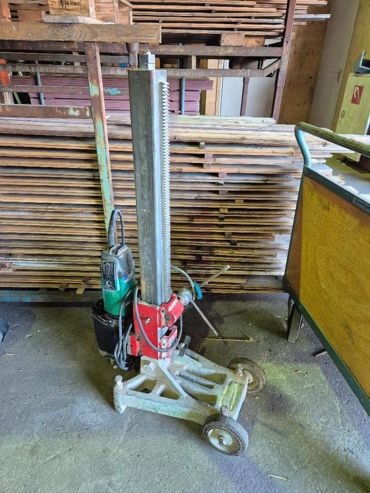 Milwaukee Boorstatief - 117 cm hoog - Gebruikt, Doe-het-zelf en Verbouw, Gereedschap | Boormachines, Gebruikt, Kolomboormachine