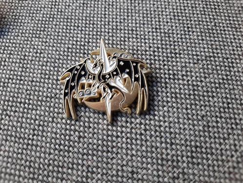1 mooie pin van een zwarte draak met open vleugels te koop, Verzamelen, Speldjes, Pins en Buttons, Nieuw, Speldje of Pin, Overige onderwerpen