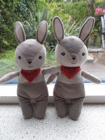 Konijn van IKEA Gulligast rood genopt halsdoekje om de nek beschikbaar voor biedingen