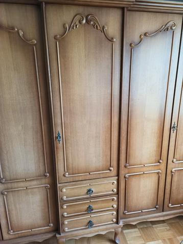 Vintage Houten Kledingkast met 3 Deuren en Lades beschikbaar voor biedingen