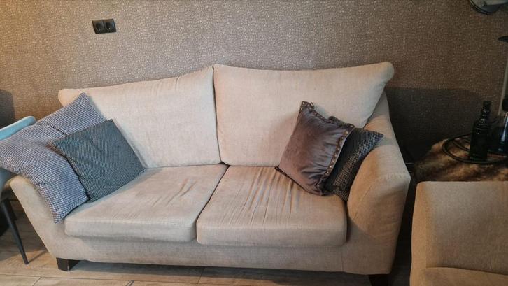 Gratis 2 nette banken (2.5 zits en 2 zits), Huis en Inrichting, Banken | Bankstellen, Zo goed als nieuw, Rechte bank, Vierpersoons of meer