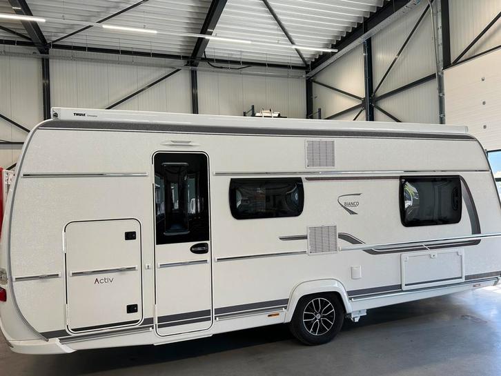 Fendt Bianco 550KMG, Caravans en Kamperen, Caravans, Particulier, tot en met 5, 1250 - 1500 kg, Treinzit, Fendt, 2 aparte bedden