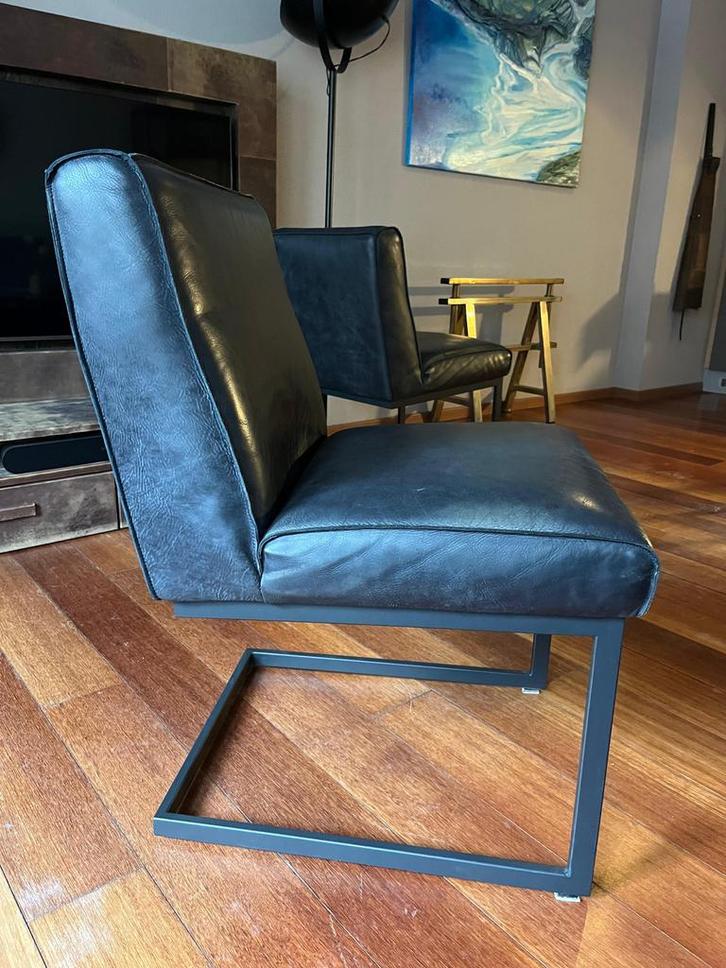 2 x Leren stoel met stalen poten, Antiek en Kunst, Antiek | Meubels | Stoelen en Banken, Ophalen