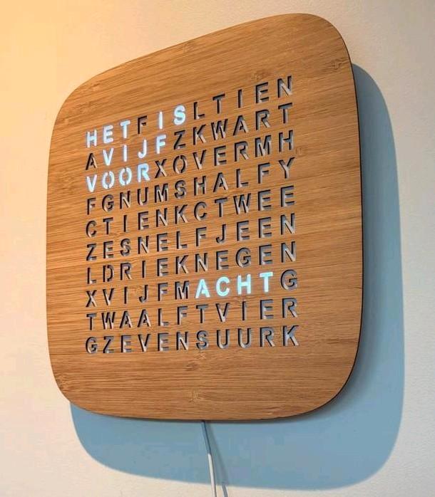 Woordklok 27cm hout, rvs of zwart (wordclock), Huis en Inrichting, Woonaccessoires | Klokken, Nieuw, Wandklok, Ophalen of Verzenden