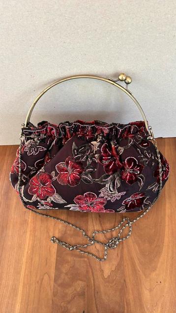Vintage avondtas fluweel bordeaux met kraaltjes beschikbaar voor biedingen