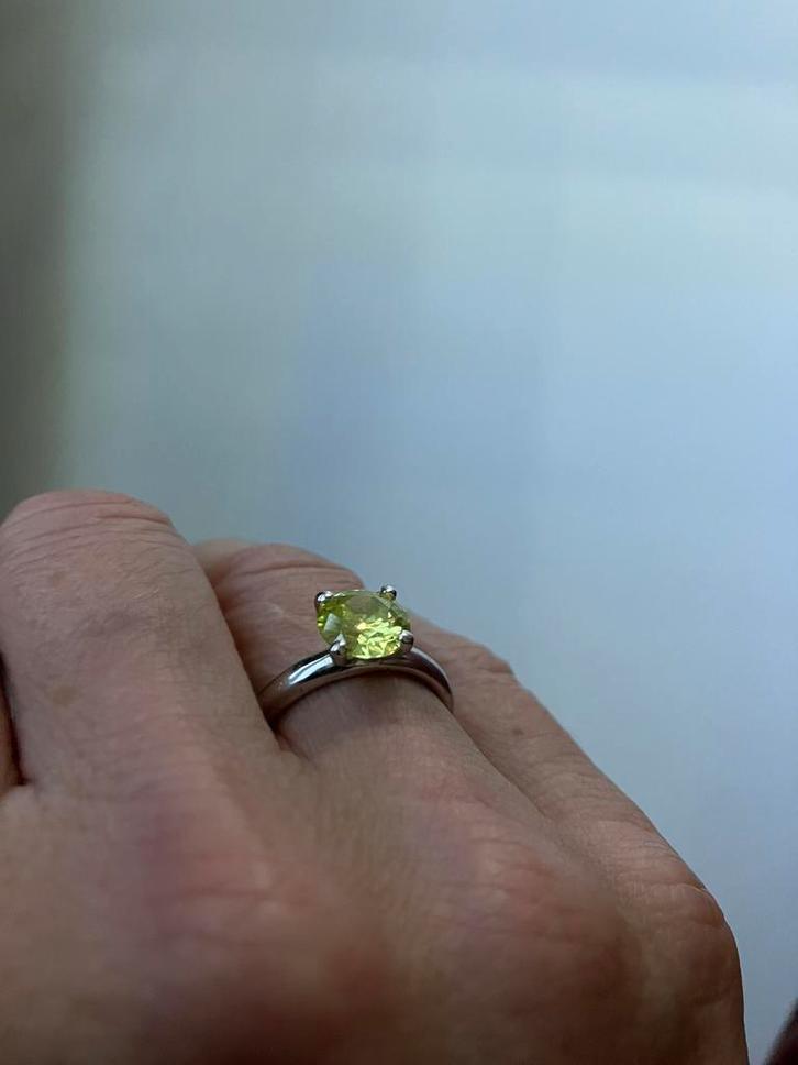 Nieuwe zilveren ring met groene steen 16, Sieraden, Tassen en Uiterlijk, Ringen, Zo goed als nieuw, Dame, Kleiner dan 17, Zilver