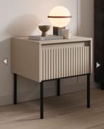 Beige/Creme Nachtkastje met Lampje - Zo Goed Als Nieuw, Ophalen, Overige materialen, Minder dan 45 cm, Zo goed als nieuw