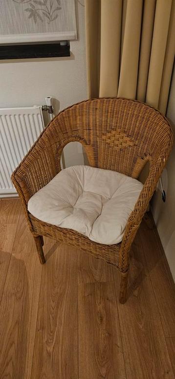Rotan stoel met kussen beschikbaar voor biedingen
