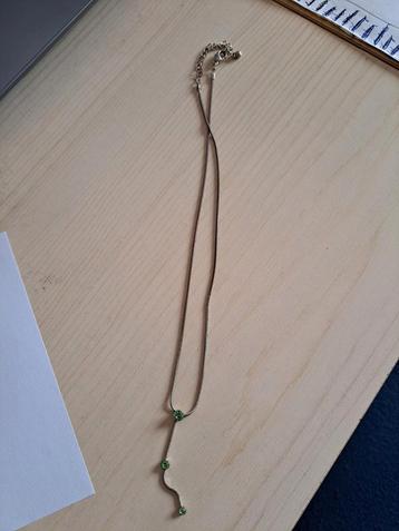 Zilverkleurige ketting met groene steentjes beschikbaar voor biedingen