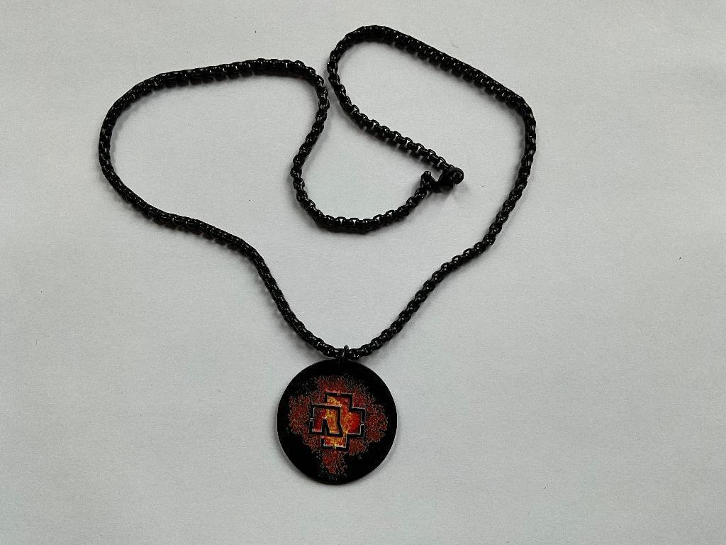 Zwarte schakelketting met hanger in lava-logo van Rammstein, Zwarte schakelketting met hanger in lava-logo van Rammstein, Nieuw