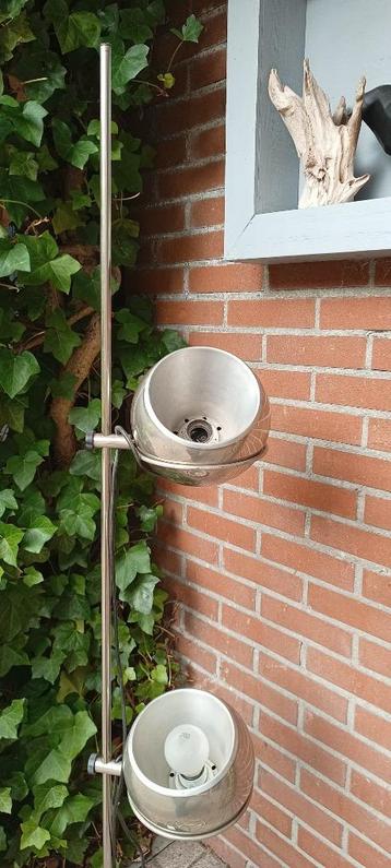 Gepo design vloerlamp met 2 los liggende metalen bollen 60s beschikbaar voor biedingen