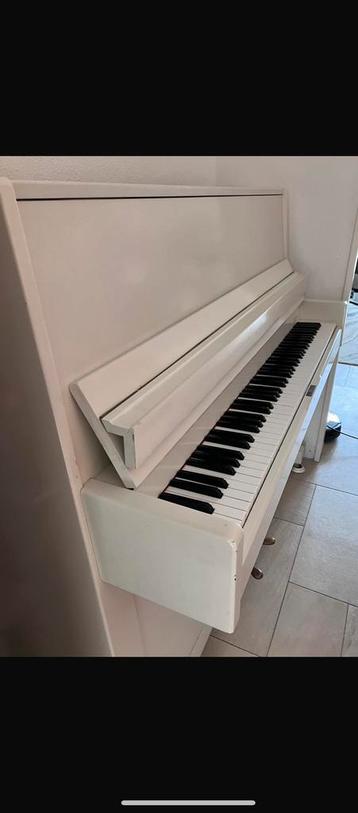 Mat Witte vintage houten Monington and Weston muur piano beschikbaar voor biedingen