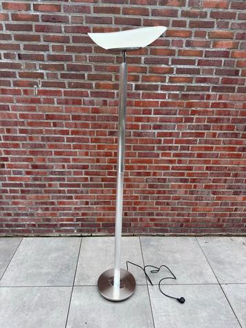 Stijlvolle Staande Lamp beschikbaar voor biedingen