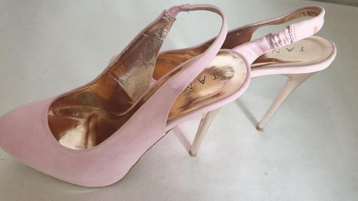 Tango suede pumps roze 38,39 en 40, Kleding | Dames, Schoenen, Nieuw, Pumps, Roze, Ophalen of Verzenden