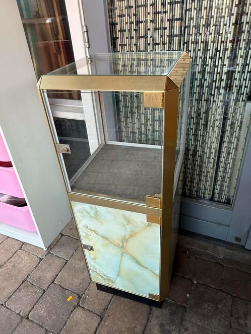 Vintage Vitrine Kastje met Glas en Marmerlook Jaren 70 Stijl, Antiek en Kunst, Antiek | Meubels | Kasten, Ophalen of Verzenden
