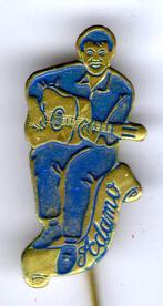 ADAMO zittend blauw op koper zanger speldje ( R_002 ), Verzamelen, Speldjes, Pins en Buttons, Verzenden, Zo goed als nieuw, Figuurtje