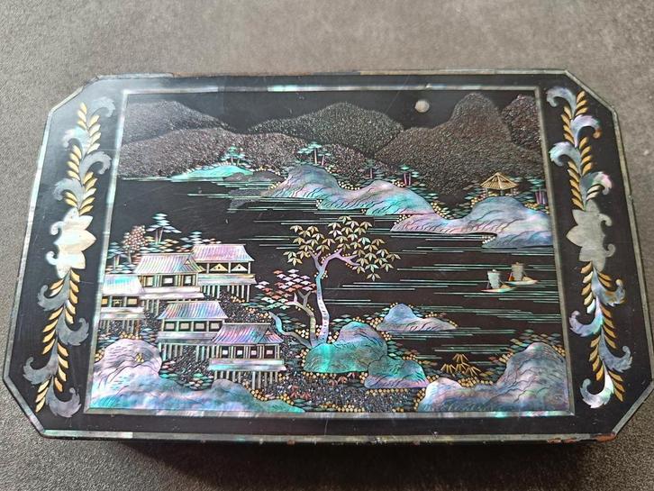 Oosters lakdoosje met parelmoer inlegwerk, Sieraden, Tassen en Uiterlijk, Broches, Zo goed als nieuw, Overige materialen, Ophalen of Verzenden