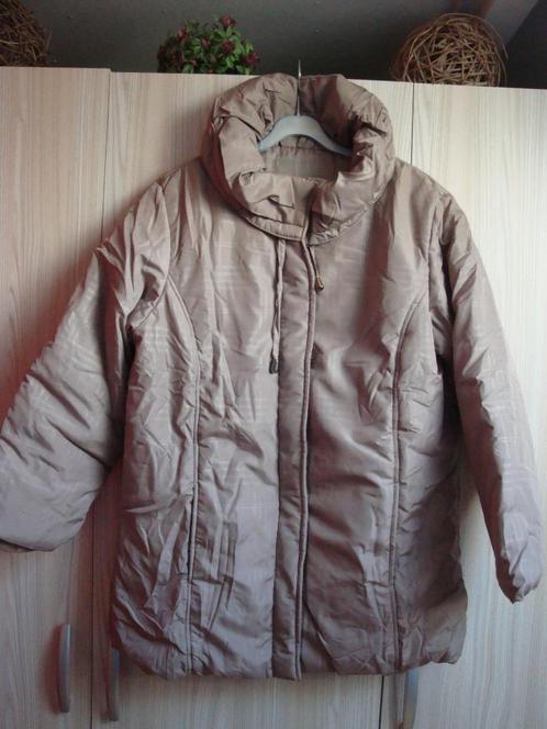 Nieuwe warme zand beige winter jas met een blokje. One size., Kleding | Dames, Jassen | Winter, Nieuw, Maat 38/40 (M), Beige, Ophalen of Verzenden