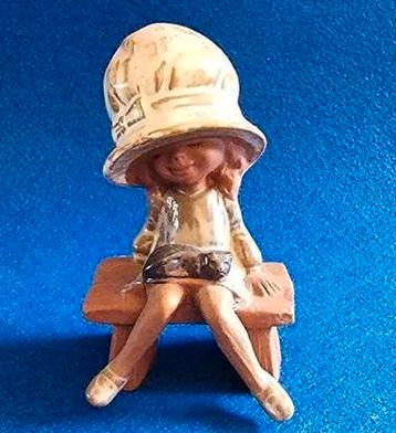 Leuk beeldje van meisje met grote hoed poesje op schoot beschikbaar voor biedingen