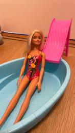 Barbie bad met glijbaan en Barbie in badpak, Ophalen of Verzenden, Zo goed als nieuw, Barbie