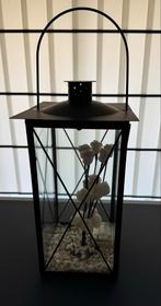 Zwarte metalen lantaarn te koop, Huis en Inrichting, Woonaccessoires | Kandelaars en Kaarsen, Ophalen of Verzenden, 25 tot 50 cm