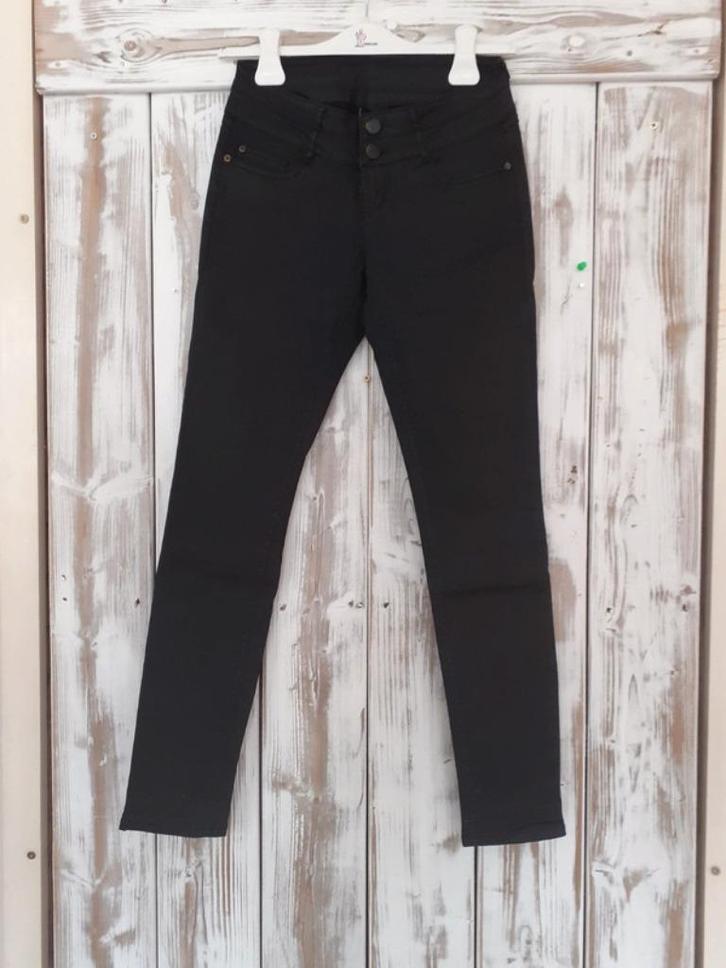 Mooie zwarte spijkerbroek lederlook maat XS, Kleding | Dames, Broeken en Pantalons, Zo goed als nieuw, Maat 34 (XS) of kleiner