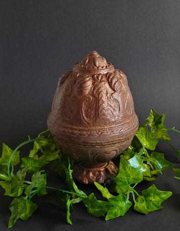 Gietijzer ornament. Dennenappel. Gebronsd  beschikbaar voor biedingen