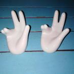 2 Standaardjes in de vorm van een handjes wit aardewerk, Huis en Inrichting, Woonaccessoires | Overige, Ophalen, Gebruikt