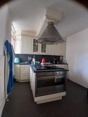 keuken met kookeiland beschikbaar voor biedingen