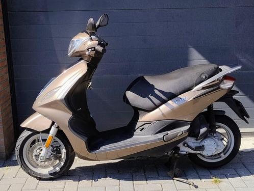 Piaggio Fly 4T – Zo goed als nieuw! Geel kenteken, 2.568 km, Fietsen en Brommers, Scooters | Piaggio, Zo goed als nieuw, Fly, Maximaal 45 km/u