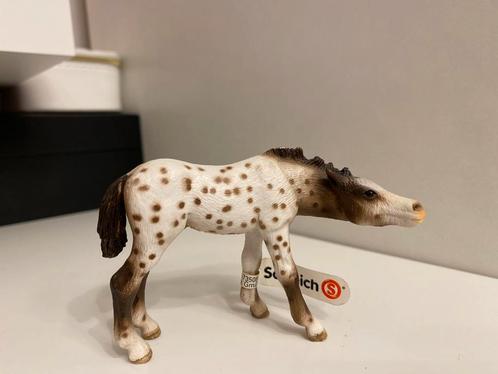 Schleich 13619 Knabstrupper Veulen Drinkend, Verzamelen, Dierenverzamelingen, Zo goed als nieuw, Beeldje of Figuurtje, Paard, Ophalen of Verzenden