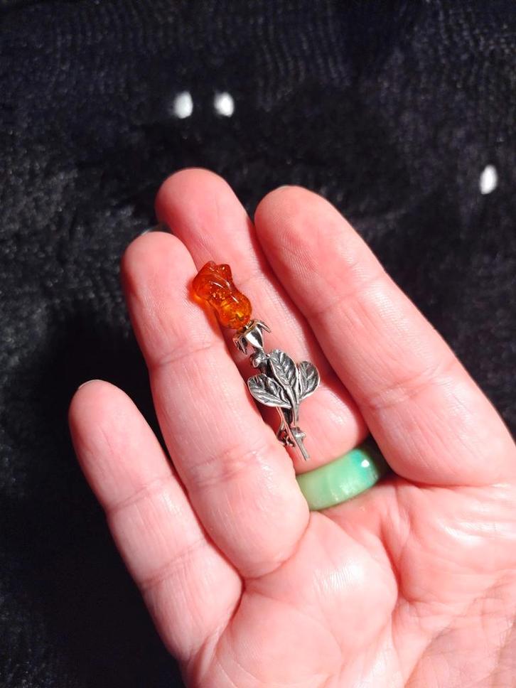 Zilveren barnsteen roos broche, Sieraden, Tassen en Uiterlijk, Broches, Ophalen of Verzenden