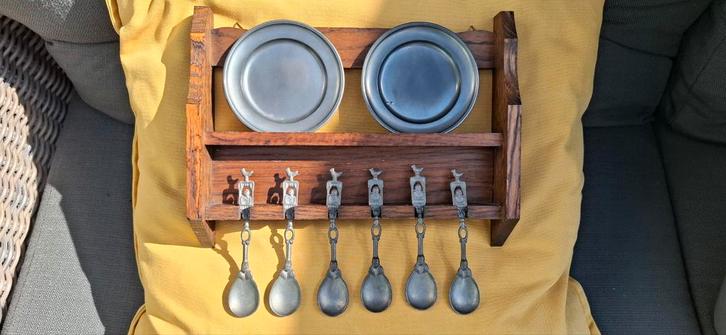 Tinnen lepeltjes en bordjes op houten rekje, Antiek en Kunst, Antiek | Tin, Ophalen of Verzenden