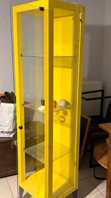 Gele vitrinekast met verlichting – stijlvol en praktisch! beschikbaar voor biedingen