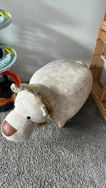 Kinderstoel/ poefje (leeuw) beschikbaar voor biedingen