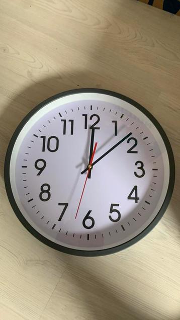 Klok rond wit grijs ongeveer 32cm doorsnede beschikbaar voor biedingen