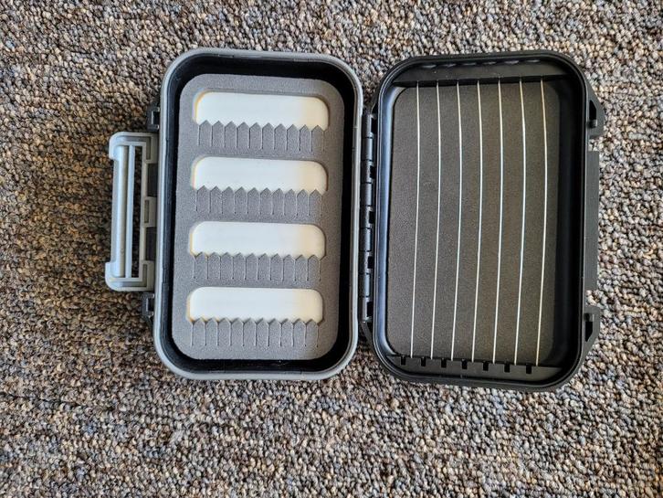 3x Scierra vliegendoos. 1x merkloos dubbele doos, zie fotos, Watersport en Boten, Hengelsport | Vliegvissen, Zo goed als nieuw